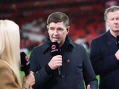 Steven Gerrard náhle prerušil rozhovor po návrhu „vyhodiť šéfa Liverpoolu“. Steven Gerrard hovorí na ihrisku ako súčasť komentátorského tímu TNT Sports