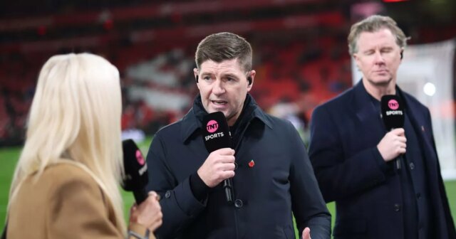 Steven Gerrard hovorí na ihrisku ako súčasť komentátorského tímu TNT Sports