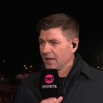 Steven Gerrard hovorí do mikrofónu