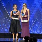 Reese Eckard (vľavo) a Alexa Anderson si vo štvrtok preberajú cenu pre najcennejšieho patriota