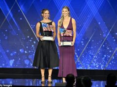 Stredoškolskí športovci z Oregonu, ktorí sa stali virálnymi za protest trans rivalov, dostávajú ocenenie za ohromujúci akt vzdoru Reese Eckard (vľavo) a Alexa Anderson si vo štvrtok preberajú cenu pre najcennejšieho patriota