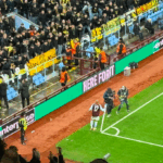 Strelec gólu Aston Villy Donyell Malen udrel do hlavy raketou v škaredých scénach pred prerušením zápasu