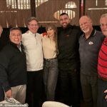 Taylor Swift sa pripojila k snúbenici Travisovi Kelce v jeho steakhousu - spolu s jej otcom Scottom, Travisovým strýkom Donom a mnohými Donovými priateľmi z vysokej školy na malé stretnutie po nedeľňajšom zápase.