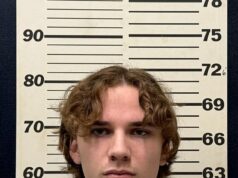 Študent po zatknutí dvíha do očí bijúcu sumu na právnu obhajobu za kričanie antisemitských nadávok na Davea Portnoya Na právnu obranu 20-ročného študenta z Mississippi Patricka McClintocka, ktorý bol v pondelok zatknutý za rušenie mieru, sa vyzbieralo viac ako 30 000 dolárov.