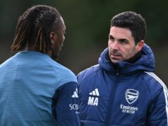 Štyri rozhodnutia, ktoré urobí Mikel Arteta proti Tottenhamu, keďže päť zranených hráčov spôsobuje bolesti hlavy Manažér Arsenalu Mikel Arteta s Eberechi Eze počas tréningu v Sobha Realty Training Center 19. novembra 2025 v London Colney, Anglicko