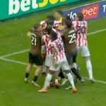 Súboj Stoke vs Hull sa končí obrovskou bitkou medzi tímami, keď po záverečnom hvizde nasleduje chaos