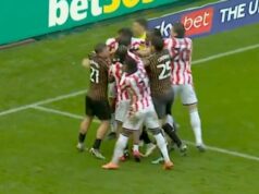 Súboj Stoke vs Hull sa končí obrovskou bitkou medzi tímami, keď po záverečnom hvizde nasleduje chaos Súboj Stoke vs Hull sa končí obrovskou bitkou medzi tímami, keď po záverečnom hvizde nasleduje chaos