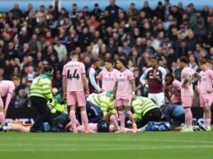 Súboj v Premier League zastavený po nechutnej zrážke hlavy vedie k znepokojujúcim scénam Súboj v Premier League zastavený po nechutnej zrážke hlavy vedie k znepokojujúcim scénam
