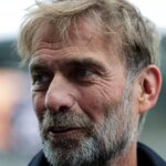 Nemecký futbalový manažér Jurgen Klopp sa prizerá počas zápasu Ligue 1 McDonald's medzi Paris FC a FC Metz na Stade Jean Bouin 31. augusta 2025 v Paríži vo Francúzsku.