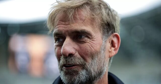 Nemecký futbalový manažér Jurgen Klopp sa prizerá počas zápasu Ligue 1 McDonald's medzi Paris FC a FC Metz na Stade Jean Bouin 31. augusta 2025 v Paríži vo Francúzsku.