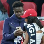 DUSSELDORF, NEMECKO - 6. júla: Priateľku Bukaya Saku Tolami Bensonovú videli počas štvrťfinálového zápasu UEFA EURO 2024 medzi Anglickom a Švajčiarskom v Düsseldorf Arene 6. júla 2024 v nemeckom Düsseldorfe. (Foto: Ian MacNicol/Getty Images)