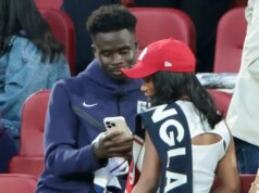 Súkromný milostný život Bukayo Saka a jeho priateľky od tvrdej práce s prsiami až po odmietnutie sociálnych médií DUSSELDORF, NEMECKO - 6. júla: Priateľku Bukaya Saku Tolami Bensonovú videli počas štvrťfinálového zápasu UEFA EURO 2024 medzi Anglickom a Švajčiarskom v Düsseldorf Arene 6. júla 2024 v nemeckom Düsseldorfe. (Foto: Ian MacNicol/Getty Images)