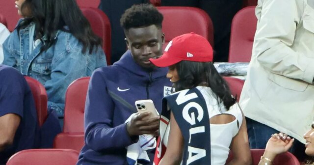 DUSSELDORF, NEMECKO - 6. júla: Priateľku Bukaya Saku Tolami Bensonovú videli počas štvrťfinálového zápasu UEFA EURO 2024 medzi Anglickom a Švajčiarskom v Düsseldorf Arene 6. júla 2024 v nemeckom Düsseldorfe. (Foto: Ian MacNicol/Getty Images)