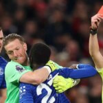 Idrissa Gana Gueye z Evertonu dostáva červenú kartu od rozhodcu Tonyho Harringtona po strete so spoluhráčom Michaelom Keanom, keď ho počas zápasu Premier League medzi Manchestrom United a Evertonom obmedzuje Jordan Pickford.