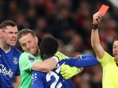 Súkromný rozhovor Idrissy Gueyeovej po šialenom incidente Michaela Keana, keď sa objavia pocity Idrissa Gana Gueye z Evertonu dostáva červenú kartu od rozhodcu Tonyho Harringtona po strete so spoluhráčom Michaelom Keanom, keď ho počas zápasu Premier League medzi Manchestrom United a Evertonom obmedzuje Jordan Pickford.