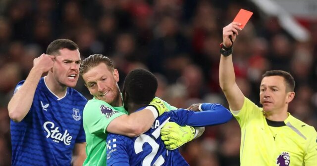 Súkromný rozhovor Idrissy Gueyeovej po šialenom incidente Michaela Keana, keď Idrissa Gana Gueye z Evertonu dostáva červenú kartu od rozhodcu Tonyho Harringtona po strete so spoluhráčom Michaelom Keanom, keď ho počas zápasu Premier League medzi Manchestrom United a Evertonom obmedzuje Jordan Pickford.