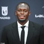 Fanúšik United Usain Bolt sa snažil skryť svoju frustráciu po tom, čo cez víkend sledoval remízu Red Devils v Tottenhame.