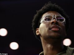 Syn LeBrona Jamesa Bryce sleduje, ako číslo 4 v Arizone rozrušilo číslo 3 UConn 71-67 Bryce James, syn LeBrona Jamesa, ešte v tejto sezóne za Arizonu nenastúpil