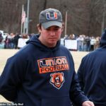 Emotívny syn bývalého hlavného futbalového trénera, ktorý záhadne zmizol po obvinení z prečinov detskej pornografie, bol prvýkrát videný v sobotu.