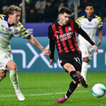 Americký útočník #11 z AC Miláno Christian Pulisic (R) strieľa do lopty počas futbalového zápasu talianskej Serie A medzi Parmou a AC Miláno na štadióne San Siro v Parme v severnom Taliansku 8. novembra 2025. (Foto: Piero CRUCIATTI / AFP) (Foto: PIERO CRUCIATTI/AFP cez Getty Images)