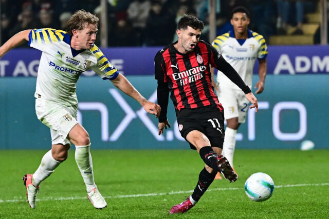 Americký útočník #11 z AC Miláno Christian Pulisic (R) strieľa do lopty počas futbalového zápasu talianskej Serie A medzi Parmou a AC Miláno na štadióne San Siro v Parme v severnom Taliansku 8. novembra 2025. (Foto: Piero CRUCIATTI / AFP) (Foto: PIERO CRUCIATTI/AFP cez Getty Images)          