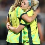 Obranca Matildas Ellie Carpenter sa objíma s Winonah Heatley počas zápasu proti Novému Zélandu