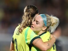 Tajná srdcovka hviezdy Matildas, keď spoluhráči vzdávajú hold počas odvážneho výkonu proti Novému Zélandu Obranca Matildas Ellie Carpenter sa objíma s Winonah Heatley počas zápasu proti Novému Zélandu