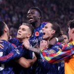 SUNDERLAND, ANGLICKO - 8. NOVEMBRA: Leandro Trossard z Arsenalu oslavuje so spoluhráčmi zo strelenia druhého gólu svojho tímu počas zápasu Premier League medzi Sunderlandom a Arsenalom na Stadium of Light 8. novembra 2025 v anglickom Sunderlande. (Foto: Alex Livesey/Getty Images)