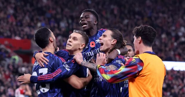 SUNDERLAND, ANGLICKO - 8. NOVEMBRA: Leandro Trossard z Arsenalu oslavuje so spoluhráčmi zo strelenia druhého gólu svojho tímu počas zápasu Premier League medzi Sunderlandom a Arsenalom na Stadium of Light 8. novembra 2025 v anglickom Sunderlande. (Foto: Alex Livesey/Getty Images)