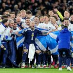 Steve Clarke si v utorok v Hampdene užíva magický moment so svojimi hráčmi a personálom