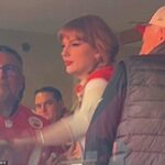 Taylor Swift bola videná, ako povzbudzovala Travisa Kelceho na nedeľňajšom zápase Kansas City Chiefs