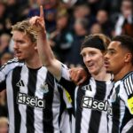 Anthony Gordon (C) z Newcastle United oslavuje skórovanie prvého gólu svojho tímu so spoluhráčmi Nickom Woltemadeom (L) a Jacobom Ramseym počas MD3 zápasu fázy Ligy majstrov UEFA 2025/26 medzi Newcastle United FC a SL Benfica v St James' Park 21. októbra 2025 v Newcastle upon Tyne v Anglicku.