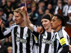 Televízny kanál Newcastle vs Athletic Club, informácie o živom vysielaní a čas výkopu Anthony Gordon (C) z Newcastle United oslavuje skórovanie prvého gólu svojho tímu so spoluhráčmi Nickom Woltemadeom (L) a Jacobom Ramseym počas MD3 zápasu fázy Ligy majstrov UEFA 2025/26 medzi Newcastle United FC a SL Benfica v St James' Park 21. októbra 2025 v Newcastle upon Tyne v Anglicku.