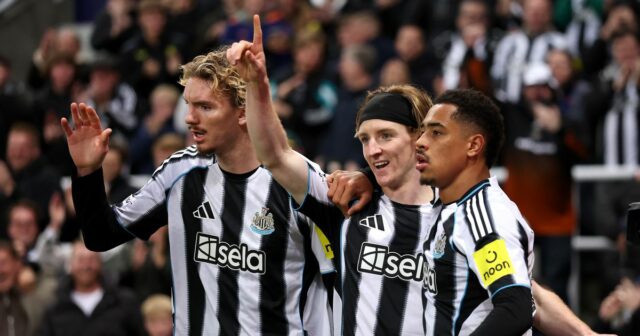 Televízny kanál Newcastle vs Athletic Club, informácie o živom vysielaní Anthony Gordon (C) z Newcastle United oslavuje skórovanie prvého gólu svojho tímu so spoluhráčmi Nickom Woltemadeom (L) a Jacobom Ramseym počas MD3 zápasu fázy Ligy majstrov UEFA 2025/26 medzi Newcastle United FC a SL Benfica v St James' Park 21. októbra 2025 v Newcastle upon Tyne v Anglicku.