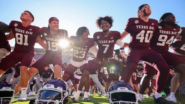 Texas A&M sa vracia z 27-bodového deficitu a zostáva neporazený Texas A&M sa vracia z 27-bodového deficitu a zostáva neporazený
