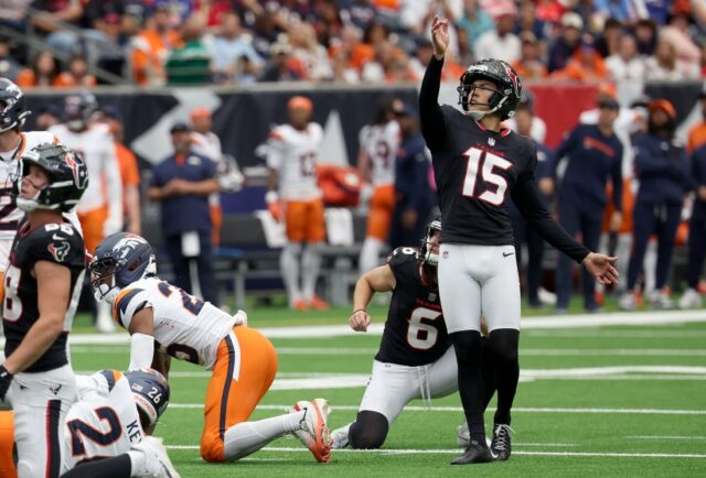 Texasania podpísali zmluvu s K Matthewom Wrightom a Ka'imi Fairbairnom NFL: Denver Broncos v Houstone Texans