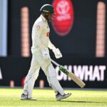 Austrálsky pálkar Usman Khawaja odchádza po prepustení do anglického nadhazovača Brydona Carseho na 2 kolá v 1. deň prvého testu popola medzi Austráliou a Anglickom na štadióne Perth v Perthe, piatok 21. novembra 2025. (AAP Image/Dave Hunt) BEZ ARCHIVOVANIA, LEN NA REDAKČNÉ POUŽITIE, NEPOSKYTUJE SA LEN NA STRÁNKY AKÉKOĽVEK KOMERČNÉ POUŽITIE, BEZ PREDCHÁDZAJÚCEHO PÍSOMNÉHO SÚHLASU OD AAP NEPOUŽITIE V KNIHÁCH