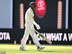 The Ashes day two LIVE: Hviezda Aussie sa po hororovej chybe, ktorá priviedla jeho tím do rozpakov, stane zloduchom s vlastnými fanúšikmi Austrálsky pálkar Usman Khawaja odchádza po prepustení do anglického nadhazovača Brydona Carseho na 2 kolá v 1. deň prvého testu popola medzi Austráliou a Anglickom na štadióne Perth v Perthe, piatok 21. novembra 2025. (AAP Image/Dave Hunt) BEZ ARCHIVOVANIA, LEN NA REDAKČNÉ POUŽITIE, NEPOSKYTUJE SA LEN NA STRÁNKY AKÉKOĽVEK KOMERČNÉ POUŽITIE, BEZ PREDCHÁDZAJÚCEHO PÍSOMNÉHO SÚHLASU OD AAP NEPOUŽITIE V KNIHÁCH