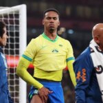 INGLEWOOD, KALIFORNIA - 20. marca: Vyhlasovateľ CBS Sports Soccer Thierry Henry sa pozerá počas semifinálového zápasu CONCACAF Ligy národov medzi Spojenými štátmi a Panamou na štadióne SoFi 20. marca 2025 v Inglewoode v Kalifornii. (Foto: Robin Alam/ISI Photos/Getty Images)