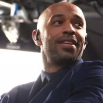 Thierry Henry reaguje počas finále Ligy majstrov UEFA 2025 medzi Parížom Saint-Germain a FC Internazionale Milano