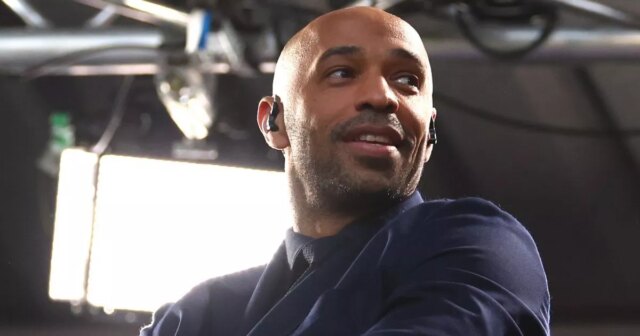 Thierry Henry reaguje počas finále Ligy majstrov UEFA 2025 medzi Parížom Saint-Germain a FC Internazionale Milano