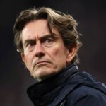 Thomas Frank sa pozerá