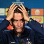 Thomas Frank s rukami na hlave počas tlačovej konferencie