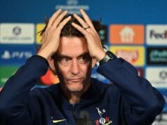 Thomas Frank riešil dilemu Tottenhamu v súboji s PSG, keďže tri hviezdy pridali na bolesti hlavy pri výbere Thomas Frank s rukami na hlave počas tlačovej konferencie