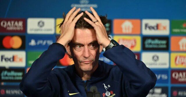 Thomas Frank s rukami na hlave počas tlačovej konferencie