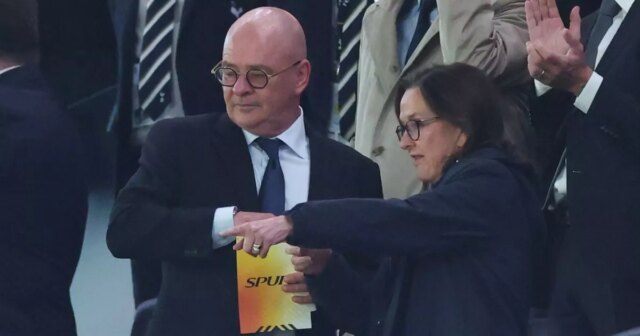 Charles a Vivienne Lewis počas zápasu tretieho kola Carabao Cupu medzi Tottenhamom Hotspur a Doncaster Rovers tento týždeň