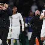 Thomas Frank a Micky van de Ven tlieskajú fanúšikom po zápase Ligy majstrov UEFA medzi Tottenhamom Hotspur a Kodaňou