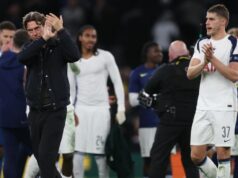 Thomas Frank vracia úder Jamiemu Carragherovi a vysvetľuje, prečo je Micky van de Ven ako Lionel Messi Thomas Frank a Micky van de Ven tlieskajú fanúšikom po zápase Ligy majstrov UEFA medzi Tottenhamom Hotspur a Kodaňou