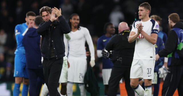 Thomas Frank vracia úder Jamiemu Carragherovi a vysvetľuje, prečo je Thomas Frank a Micky van de Ven tlieskajú fanúšikom po zápase Ligy majstrov UEFA medzi Tottenhamom Hotspur a Kodaňou