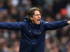 Thomas Frank vyzval na moment Spurs vs Chelsea pred kľúčovým súbojom Man Utd Thomas Frank, manažér Tottenham Hotspur počas zápasu Premier League medzi Tottenham Hotspur a Aston Villa na štadióne Tottenham Hotspur 19. októbra 2025 v Londýne, Anglicko